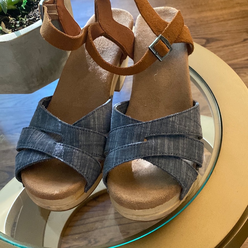 Tom’s denim and leather sandal